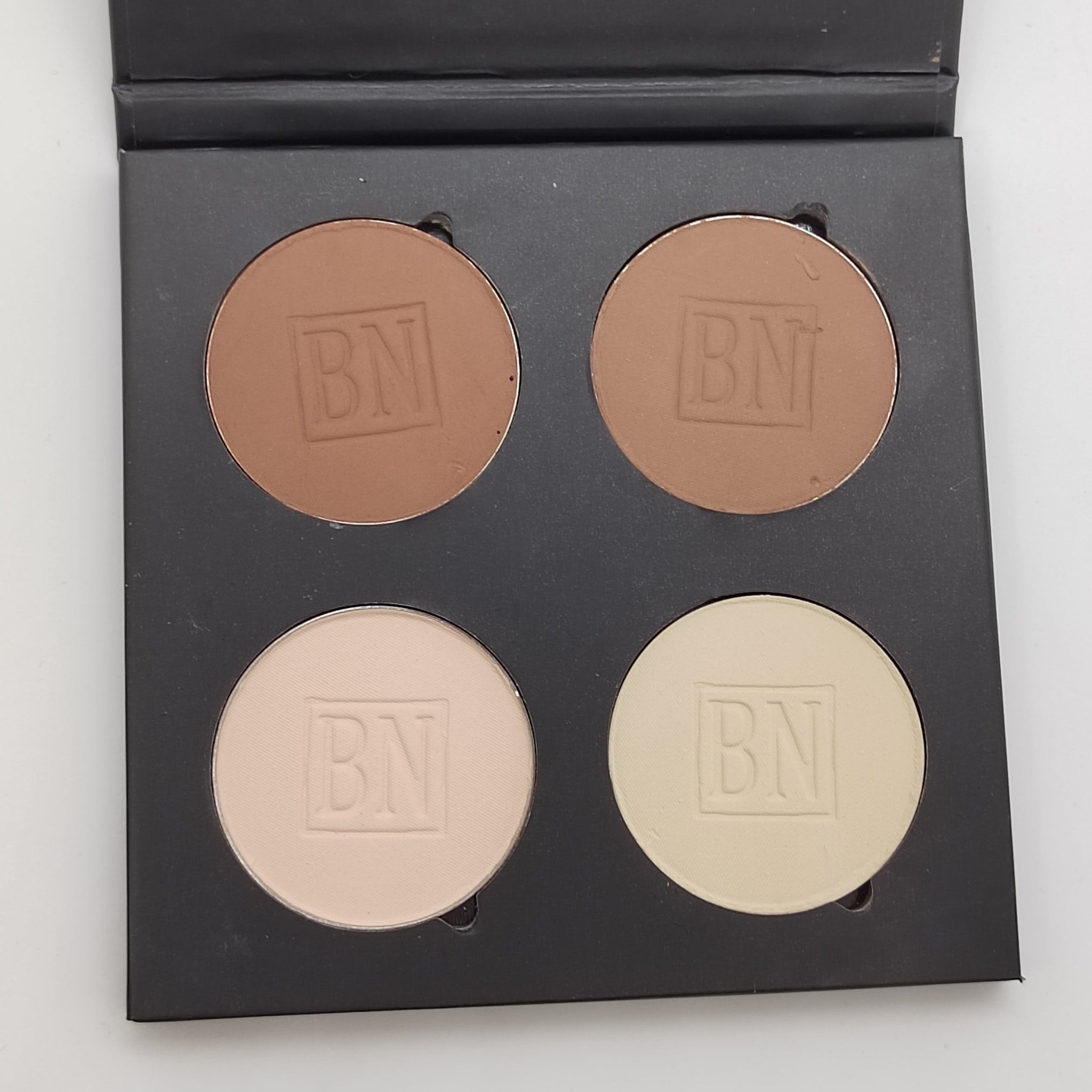 Ben Nye x Studio Diva puuterimainen korostus- ja varjostuspaletti (ESP-45)